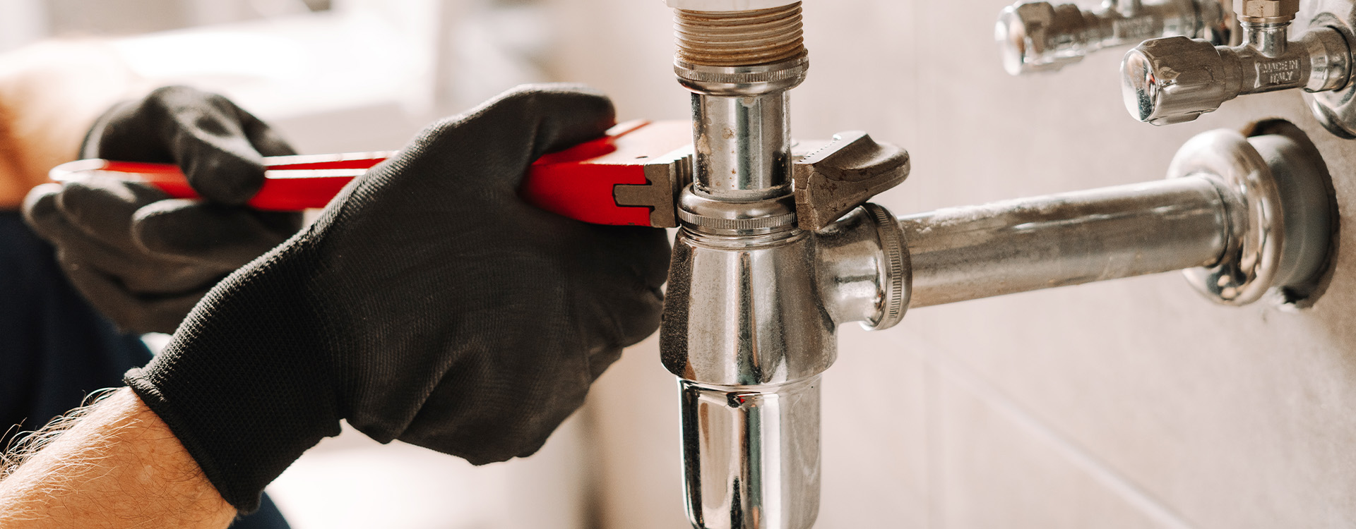 אינסטלטור מתקן ברז